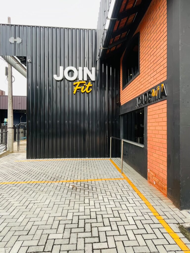 Fachada lateral da Joinfit Academia no bairro Glória