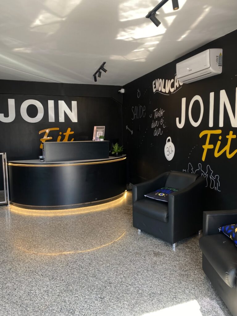 Recepção da Joinfit com mural Evolução e Saúde