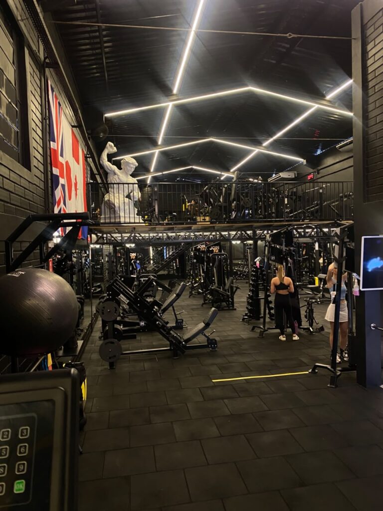 Alunos treinando no mezanino da Joinfit Academia